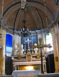 Kostel je zde daleko okázalejší