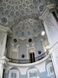 a ve vstupní aule začínáme jeho prohlídku