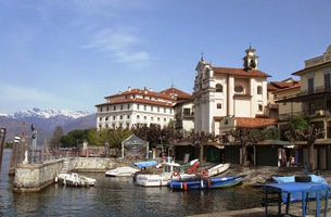 a zde pohled na místní kostel a palác v pozadí
