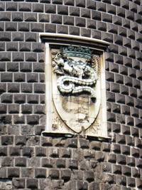 i erby, zasazené do kamene