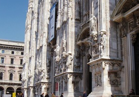 okázalým mramorovým portálem,