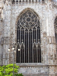 a velkými zdobnými okny