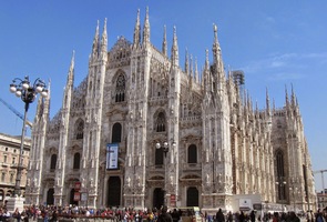 bělostnému dómu Duomo