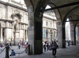 Stojí na náměstí Piazza Mercanti