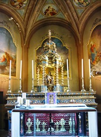 a jeho interiér je skromný