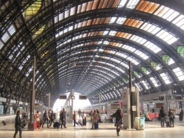 Letištní bus nás zavezl k nádraží Centrale,