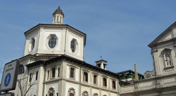 i vedlejší chrám San Bernardino dei Mortt