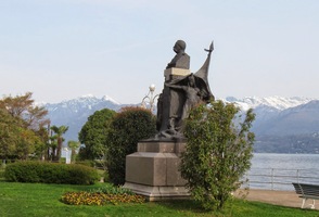 (tenhle vypadá dokonce jako Stalin)