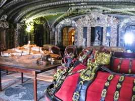 a do "jízdárny" s koňskými postroji