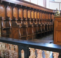 stejně jako presbytář v oltářišti