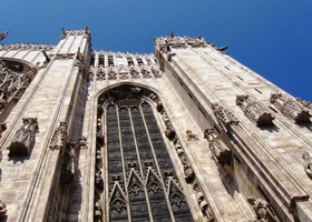 více než dvěma tisíci věžičkami a filiálami