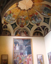 a visí i v bývalé kapli