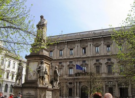 V opozici opery stojí milánská radnice