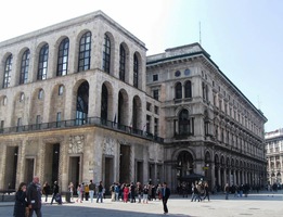 oddělený od Královské residence "propylájemi"