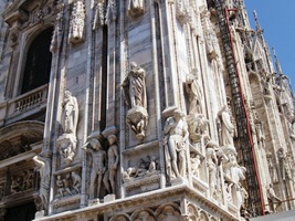 s krásnou figurální výzdobou,