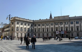 Dominantou náměstí je Královský palác