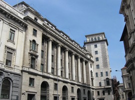 Od portálu je vidět palác Casa degli Omenoni