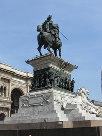 Před dómem stojí jezdecká socha