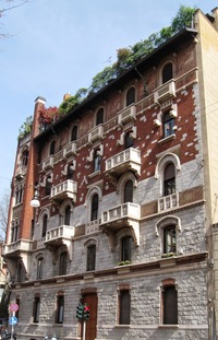 Je 16 hodin a jdeme na nádraží