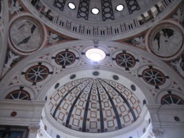 Interiér je ale dost tmavý