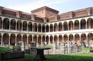 přičemž to centrální má velikost městského náměstí