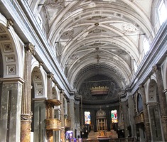 Jeho interiér nešetří mramorem