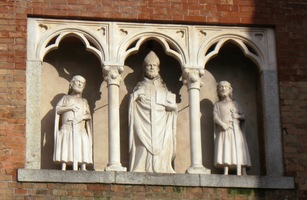 s gotickými figurami svatých ze XIV.st.