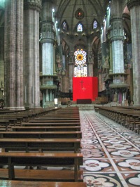 Interiér je však kupodivu tmavý a prostý