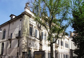 okolo paláce Palazzo Sormani