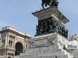 s vyšňořeným podstavcem