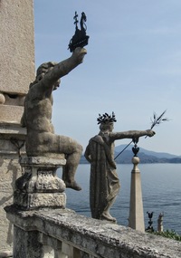 Sochy mávají příchozím