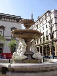 Kašna na náměstí Piazza Fontana