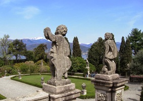 s vkusnou sochařskou výzdobou