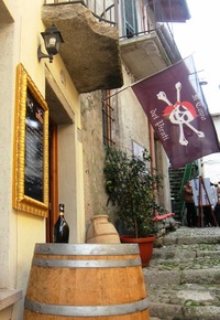 Ózkou uličkou stoupáme