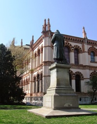 Dominantou je zde ovšem tato budova -