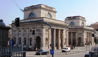 To je brána Porta Venezia na jeho okraji