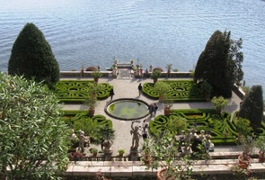 a příbřežní francouzskou zahradou