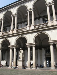 s chodbamiv ambitech plných soch