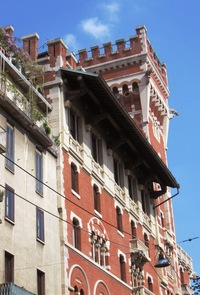 Tady už jdeme kolem podivuhodného paláce dále