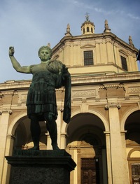 se sochou Římana před portálem