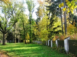 a jdeme vzhůru zámeckým parkem,