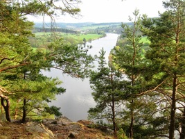 nad mohutným tokem Vltavy