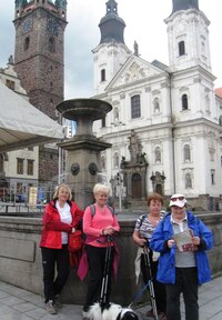 tady i s námi u kašny