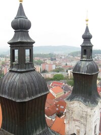 i na věže jezuitského chrámu