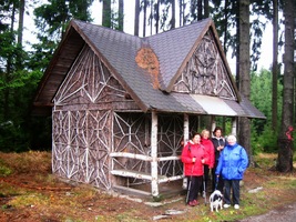 přicházíme k této lesní chaloupce