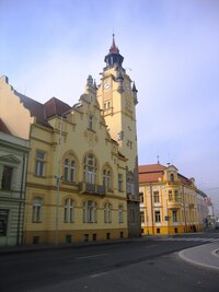 a neobvyklou stavbou barokní radnice