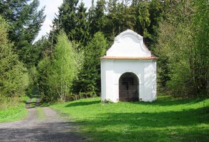 Odpočíváme u kapličky v horském sedle