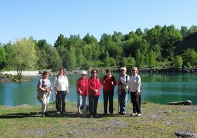 a vystoupali k bývalému čedičovému lomu,