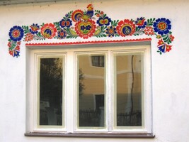 stejně jako tradiční ornamenty na světských stavbách