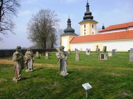 Obdivujeme sochy v okolí kostela